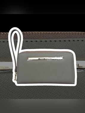 (NWOT) STEVE MADDEN® Zip Around Wristlet - Olive Green